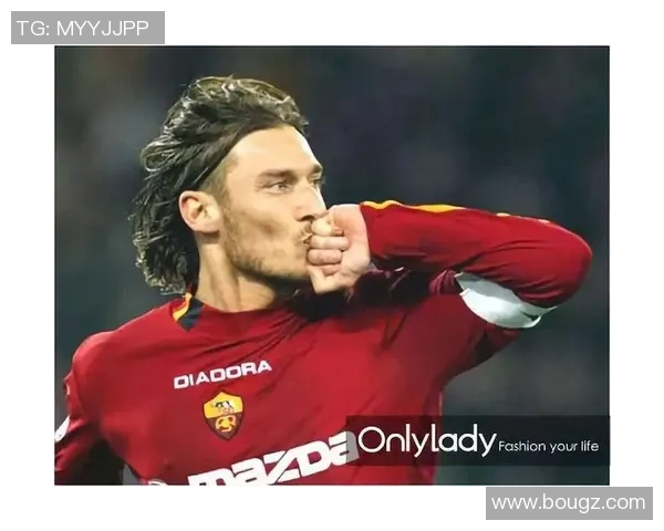 外国球星亲吻足球场纪念精彩瞬间 展现对赛场深厚情感与尊重